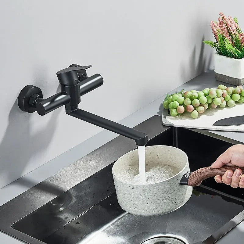 Ruimtebesparende wandkraan voor de keuken, met modern RVS design en flexibele 360° draaibare uitloop.