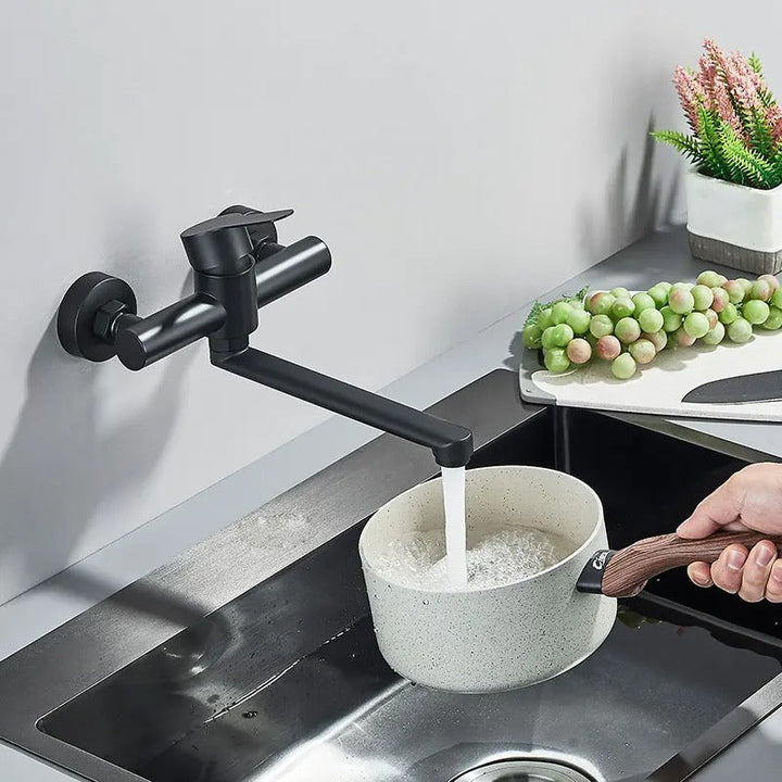 Ruimtebesparende wandkraan voor de keuken, met modern RVS design en flexibele 360° draaibare uitloop.