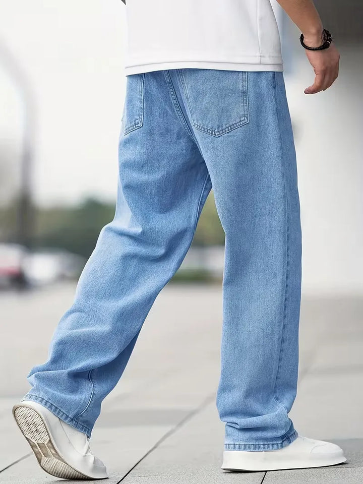 Veelzijdige lichtblauwe straight jeans voor heren, comfortabel en ideaal voor dagelijks casual gebruik. Mid-rise pasvorm.