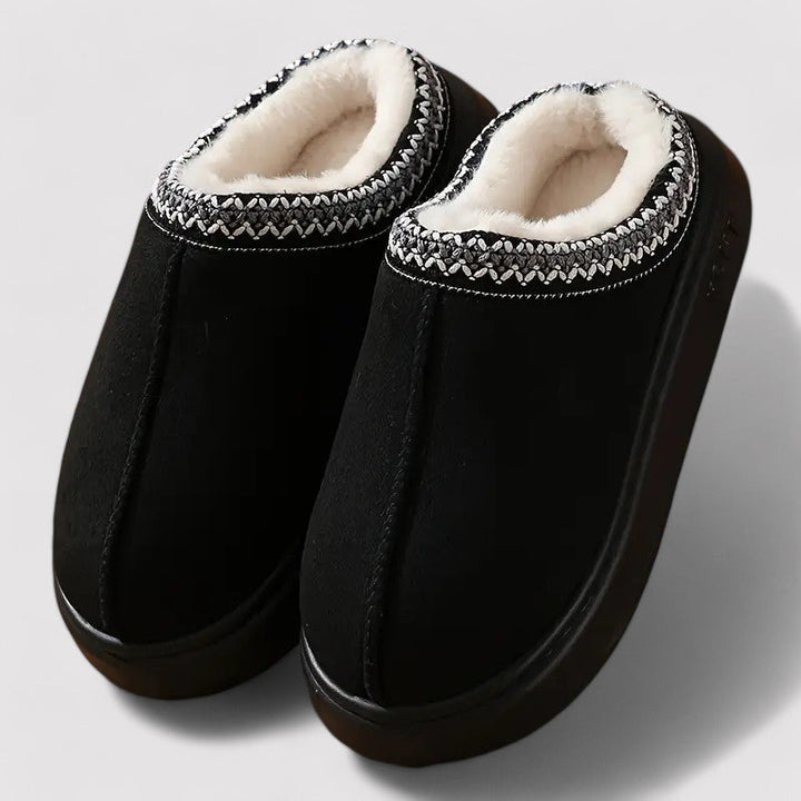 Profiel van de comfortabele unisex huisschoenen, ontworpen voor duurzaamheid en voet comfort.