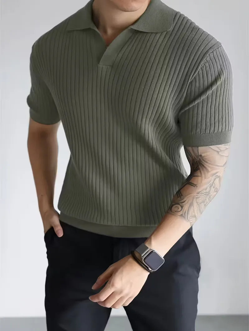 Comfortabele groene herenpolo met gebreide ribstructuur en V-hals. Korte mouwen, lente en zomer.