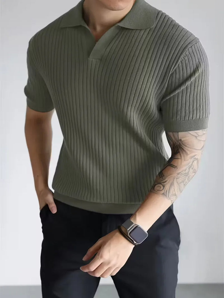 Comfortabele groene herenpolo met gebreide ribstructuur en V-hals. Korte mouwen, lente en zomer.