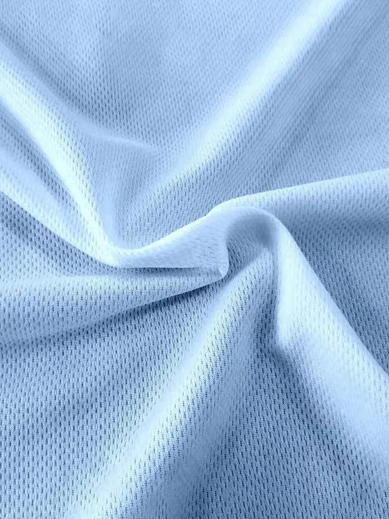 Stijlvolle lichtblauwe heren polo V-hals en witte shorts voor ontspannen zomeravonden.
