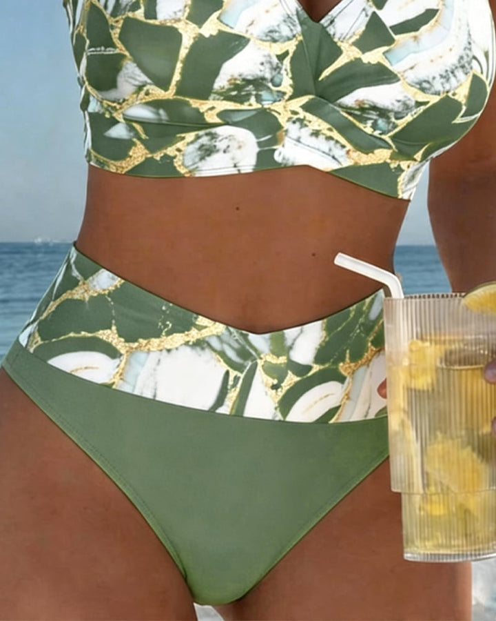Rode dames zwemkleding, modieuze hoge taille bikini, ideaal voor een chique stranddag.