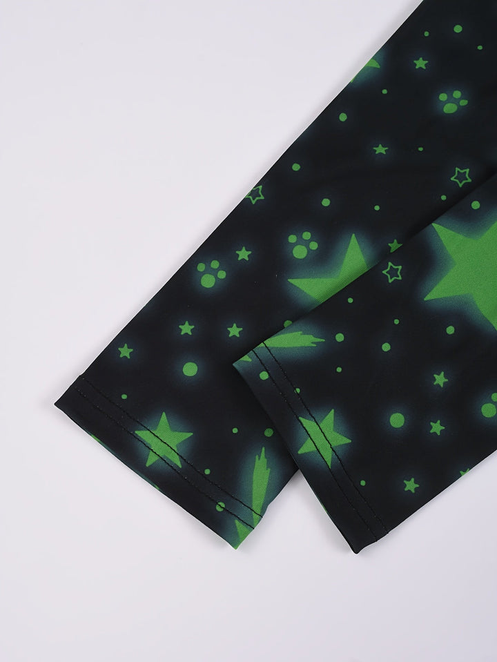 Complete kinderpyjama set: broek en shirt met glow-in-the-dark dinosaurus. Zachte slaapkleding voor nachten vol avontuur.