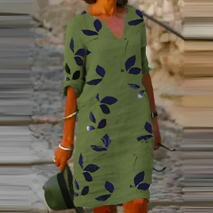 Comfortabele dames jurk met stijlvolle bladerenprint. Elegante V-hals en luchtige stof; perfect als strandjurk.