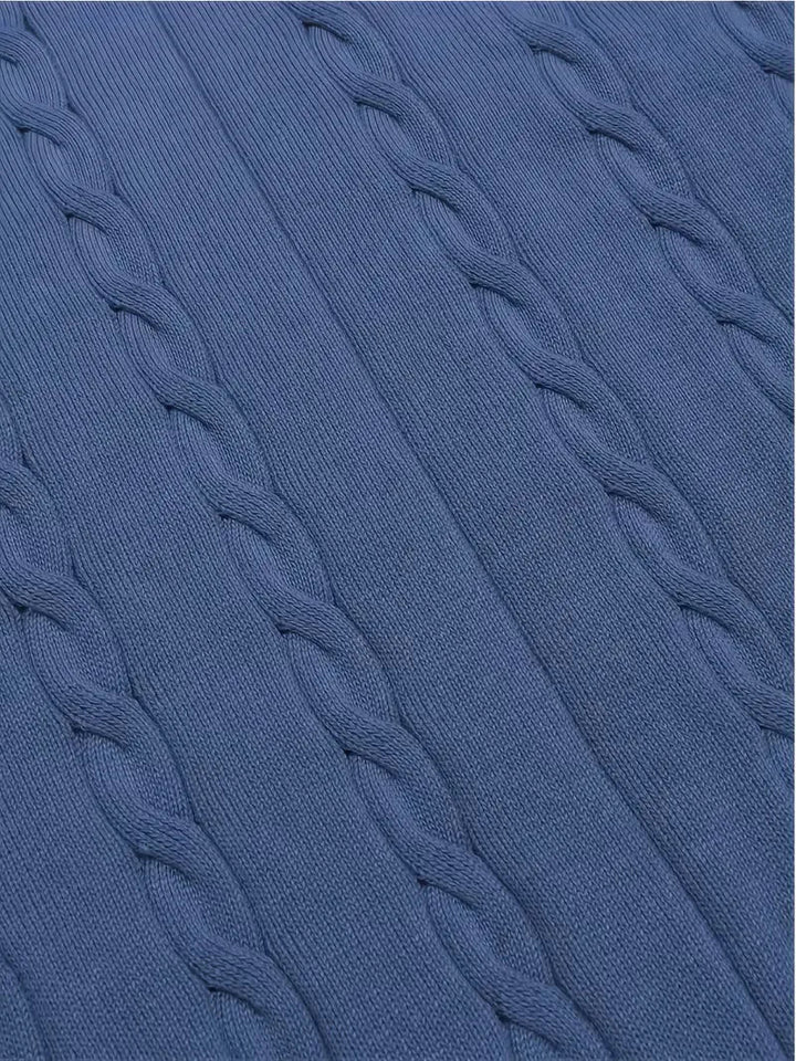 Stijlvol heren pullover vest, mouwloos met diepe V-hals en gedetailleerd kabelgebreid design.