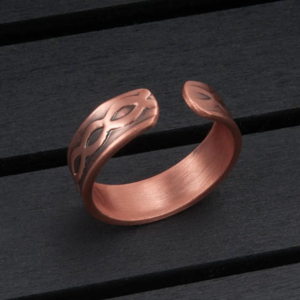Close-up van een verstelbare unisex koperen ring met gedetailleerd vintage oneindigheidspatroon. Retro sieraad.