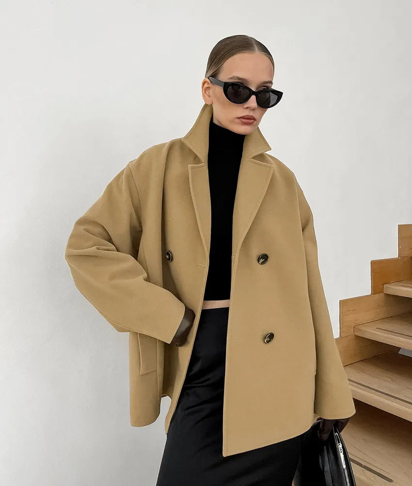Dames elegante bruine halflange jas met dubbele knoopsluiting, stijlvolle bovenkleding voor de herfst.