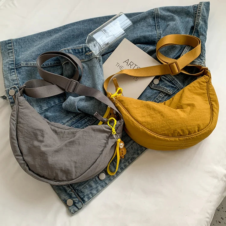 Compacte dames crossbody tas, het trendy dumpling model is een blikvanger.