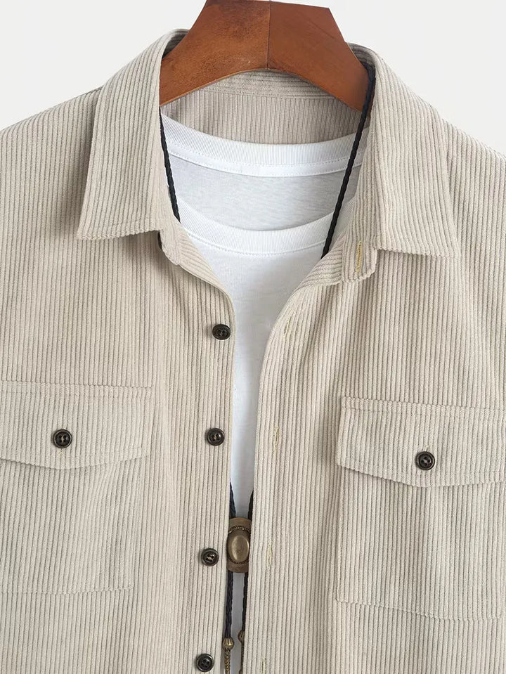 Khaki heren zomer set met korte corduroy broek en luchtig knoopoverhemd, casual en comfortabel.