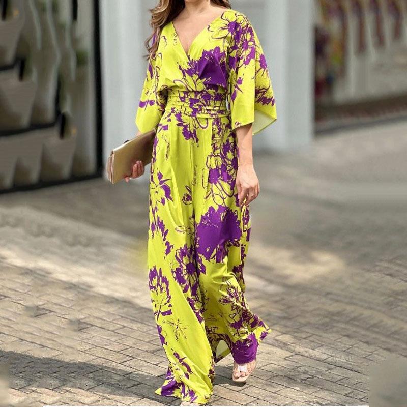 Stijlvolle dames jumpsuit met elegante bloemenprint, hoge taille en wijde pijpen voor een complete outfit.