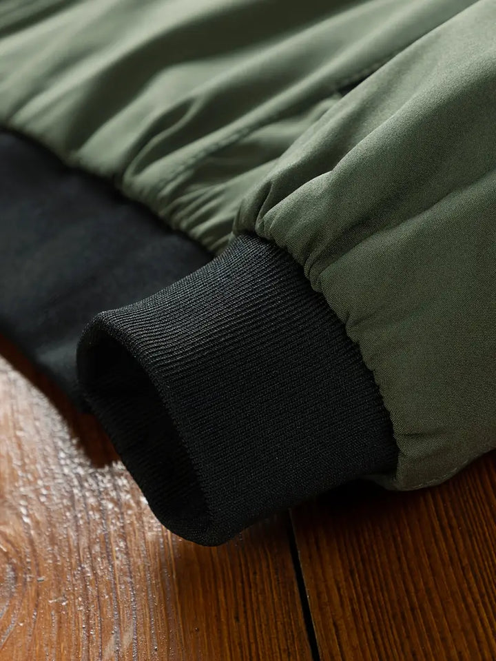 Legergroene heren zomerjas, comfortabel en stijlvol, met een moderne baseballkraag.