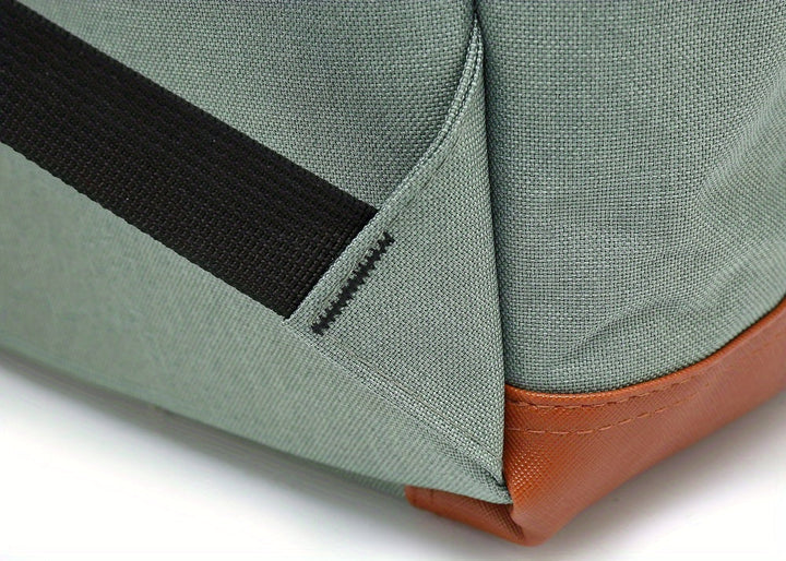 Zwarte waterdichte rugzak, unisex, met ruime opslag en apart laptop compartiment.