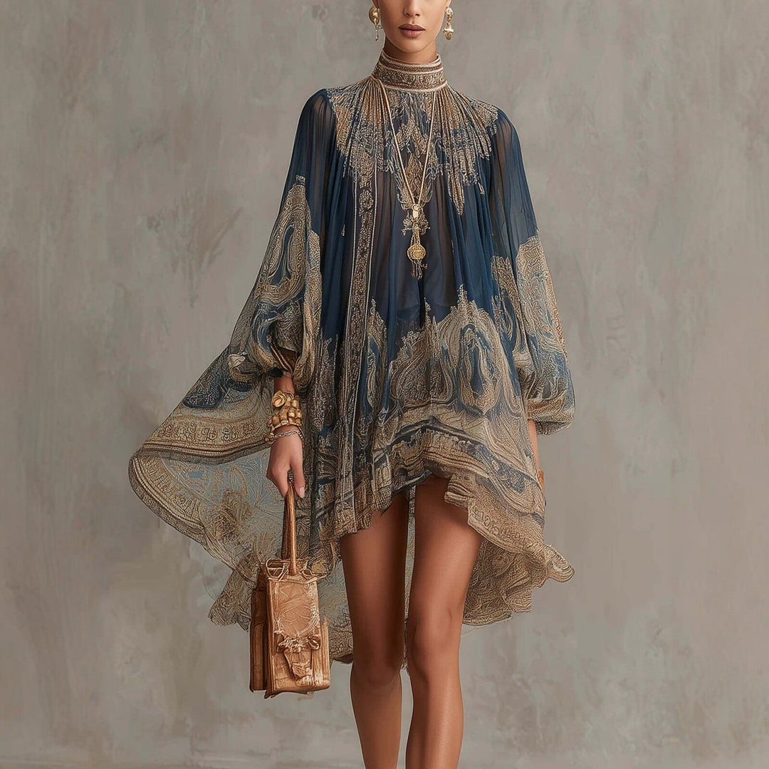 Elegante marineblauwe retro damesjurk met hoge hals en zwierige pasvorm, perfect voor een vintage look.