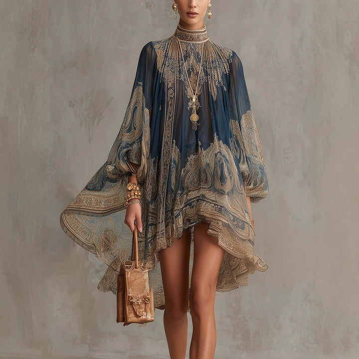 Elegante marineblauwe retro damesjurk met hoge hals en zwierige pasvorm, perfect voor een vintage look.