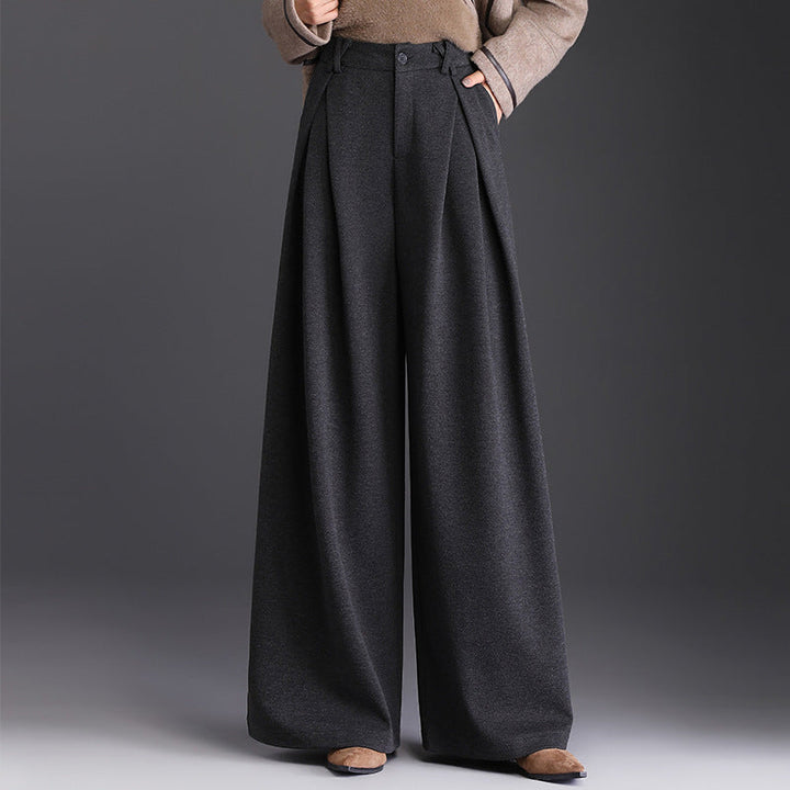 Model draagt elegante dames chino broek met hoge taille en wijde pijpen, comfortabele en modieuze kleding.