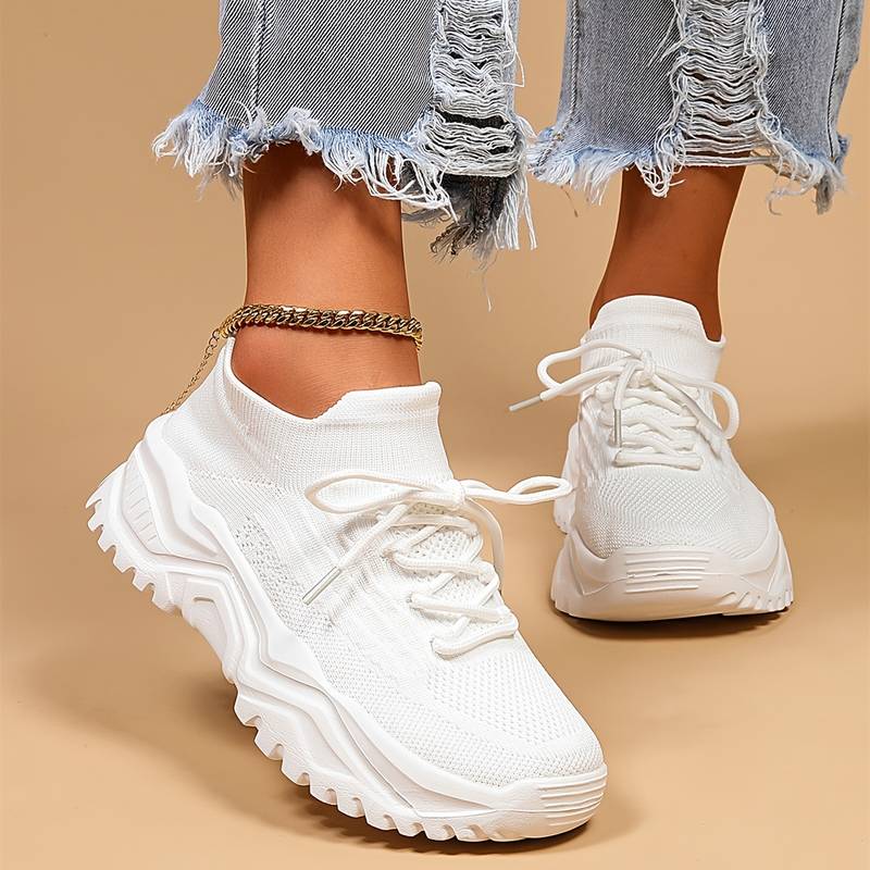 Witte dames orthopedische sneakers met comfortabele voetboogondersteuning en schokabsorberende zool.
