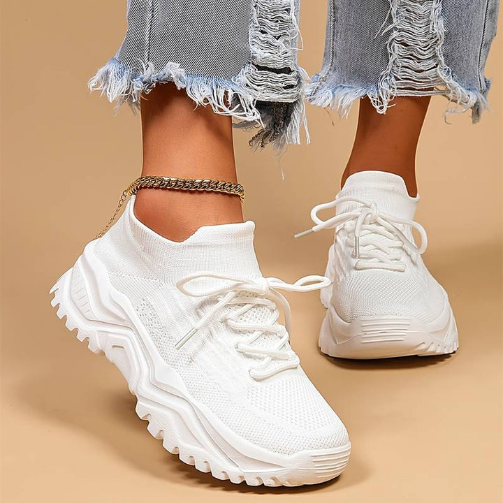 Witte dames orthopedische sneakers met comfortabele voetboogondersteuning en schokabsorberende zool.