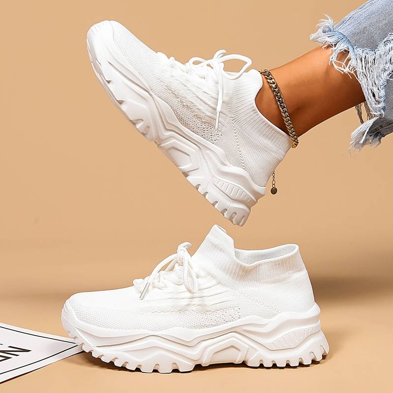 Zwarte trendy orthopedische dames sneakers, ideaal voor dagelijks comfort en optimale voetboogondersteuning.