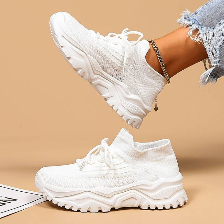 Zwarte trendy orthopedische dames sneakers, ideaal voor dagelijks comfort en optimale voetboogondersteuning.