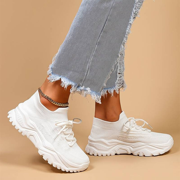 Beige orthopedische dames wandelsneakers met antislip zool en ergonomische voetboogondersteuning.