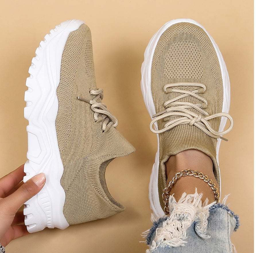 Moderne orthopedische dames sneakers met een comfortabele pasvorm en robuuste antislip zool voor stabiliteit.