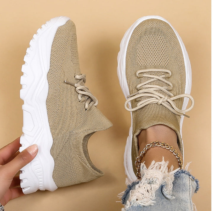 Moderne orthopedische dames sneakers met een comfortabele pasvorm en robuuste antislip zool voor stabiliteit.