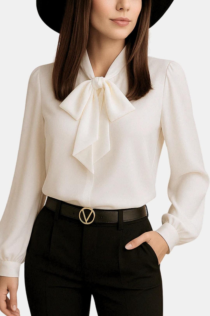 Chique dames top met strikkraag en lange mouwen, veelzijdig voor zowel casual als formele outfits.