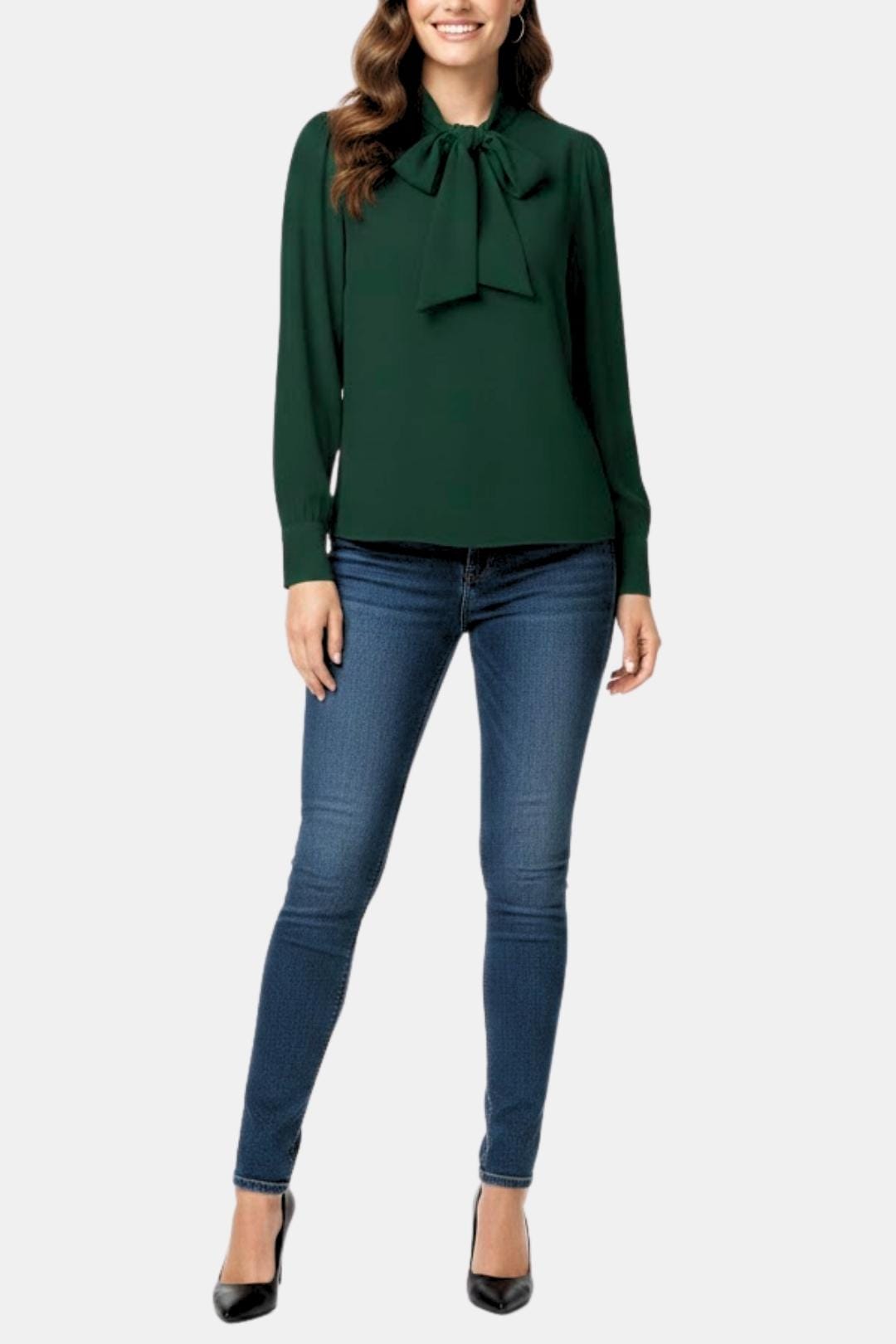 Comfortabele damesblouse met strikkraag en lange mouwen; chic voor werk of casual gelegenheden.