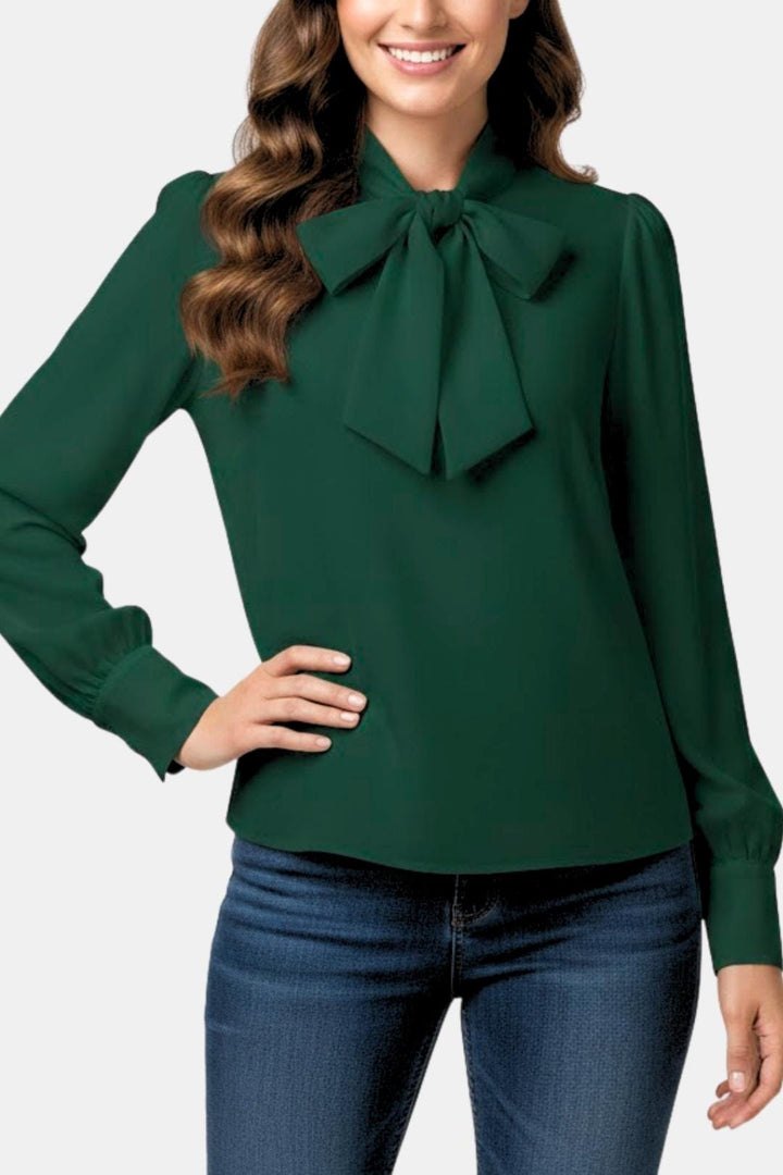 Vrouwelijke zakelijke blouse met strikkraag en lange mouwen, ideaal voor een professionele outfit.