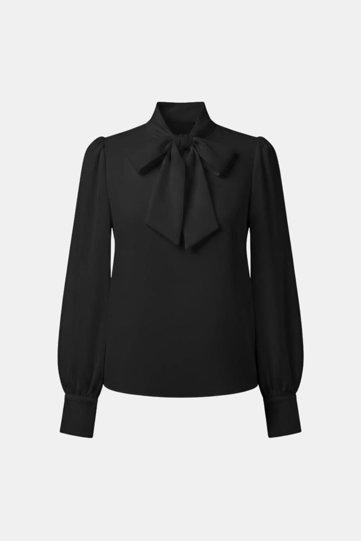 Stijlvolle damesblouse met opvallende strikkraag en lange mouwen, een essentieel modetopje.