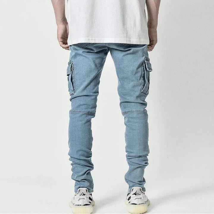 Duurzame blauwe cargo jeans voor heren, comfortabel en praktisch, ideaal als casual broek voor lente/herfst.