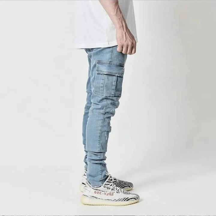 Detail van de praktische zijzakken op een zwarte heren cargo broek, comfortabel en modieus.