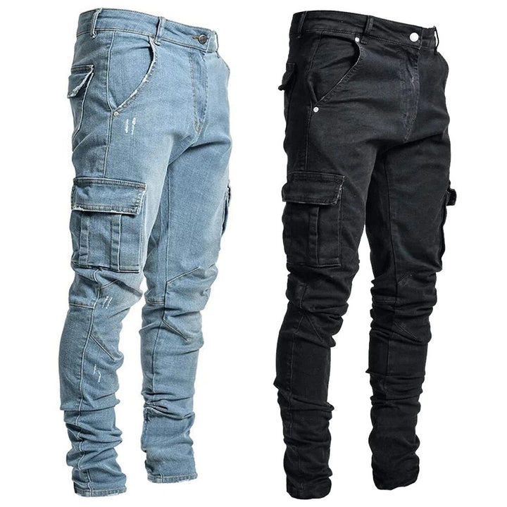 Model draagt comfortabele blauwe heren cargo broek met praktische zakken, casual lente mode outfit.