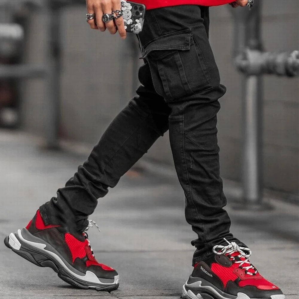 Comfortabele zwarte heren cargo broek, veelzijdig en praktisch met ruime zakken, perfect voor herfstmode.