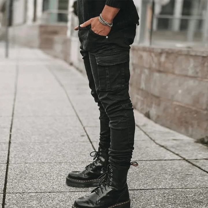 Casual blauwe heren cargo broek met praktische zakken, comfortabel en trendy voor lente- en herfstmode.