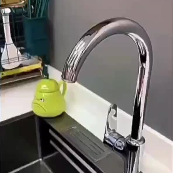 Upgrade je waterkraan met deze multifunctionele 3-in-1 roterende sproeikop adapter. Gemakkelijk en efficiënt.