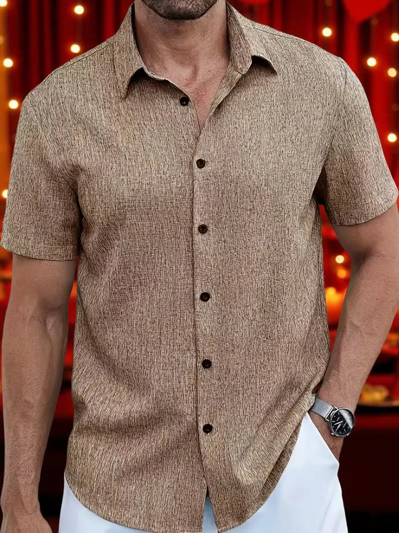 Zijkant van casual heren V-hals shirt met korte mouwen, regular fit, ideaal voor zomerse dagen.