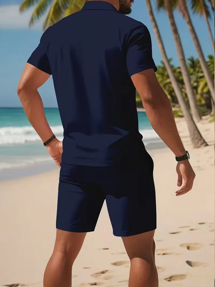 Trendy lichtblauwe heren V-hals polo en witte shorts, ideaal voor casual zomerse dagen.