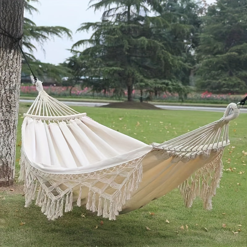 Sfeervolle bohemian hangmat met kwasten, ruim genoeg voor twee, voor ultiem comfort in de buitenlucht.