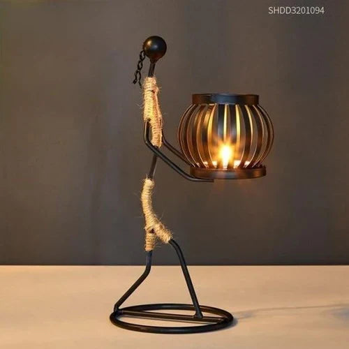 Unieke retro metalen kaarsenhouder; een tijdloze, stijlvolle decoratie die warmte brengt in huis.