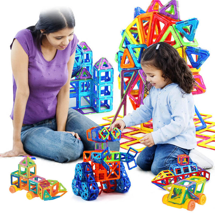 Kinderspeelgoed: close-up van magnetische bouwstenen die eenvoudig aan elkaar klikken.