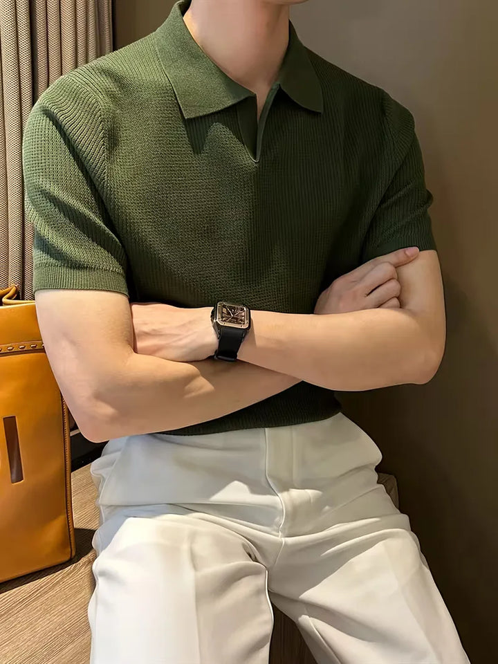 Heren polo shirt met V-hals en korte mouwen, perfect voor smart casual zomerlooks.