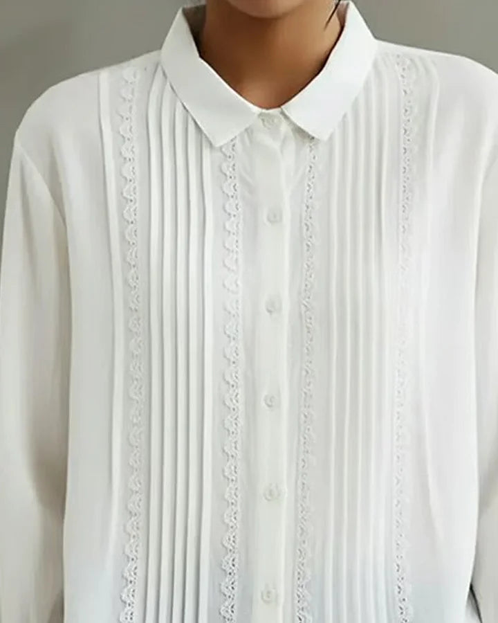 Veelzijdige damesblouse met knoopsluiting, lange mouw en geplisseerd design, ideaal als comfortabele kantooroutfit.