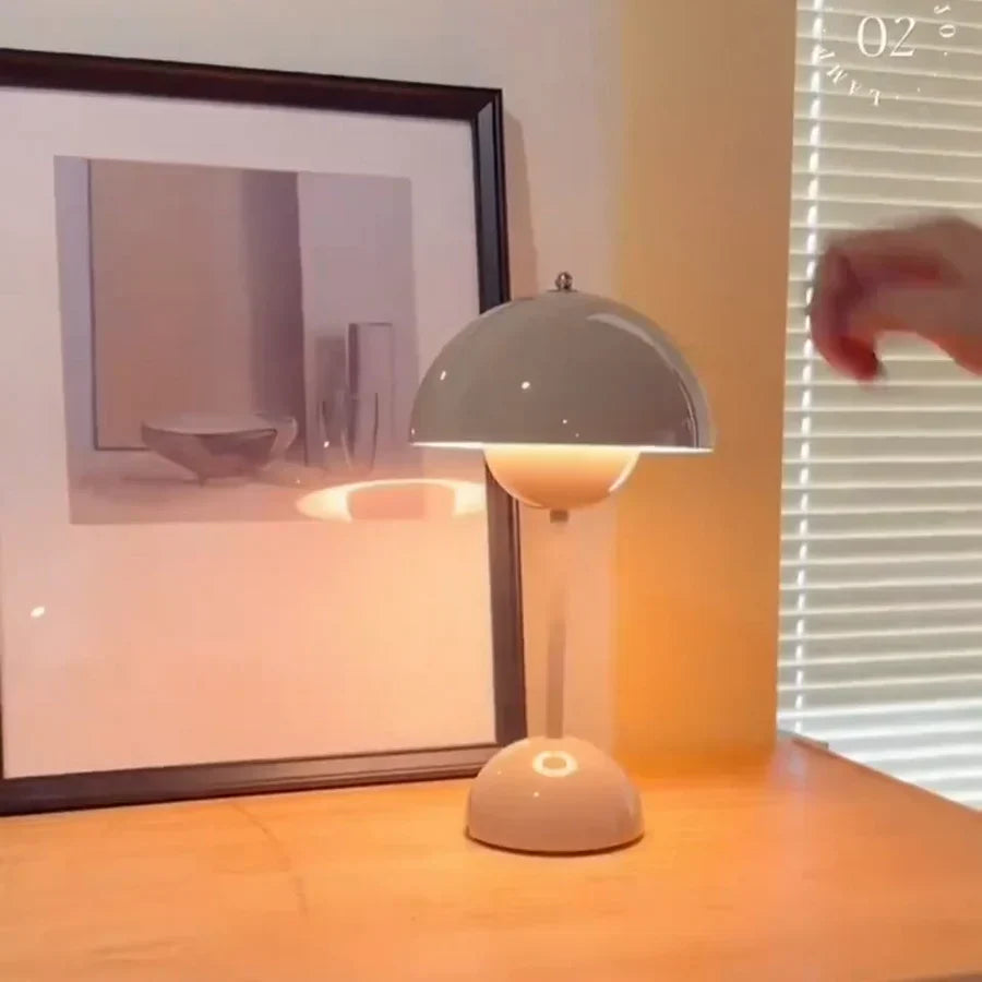 Elegante paddestoel designlamp MushLuxe voor woonkamer, dimbare LED tafellamp met moderne uitstraling.