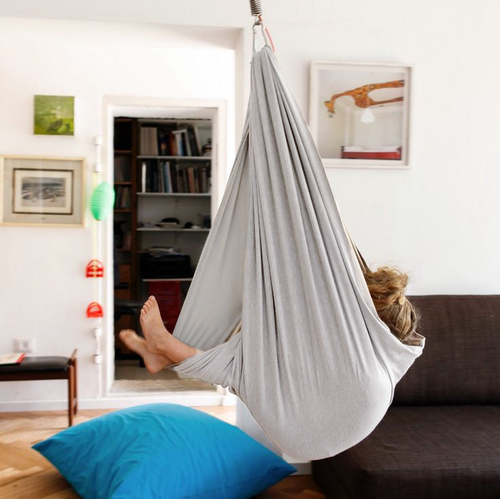 Comfortabele sensorische hangmat schommel ZenNest, ideaal voor prikkelverwerking en ontspanning bij HSP.