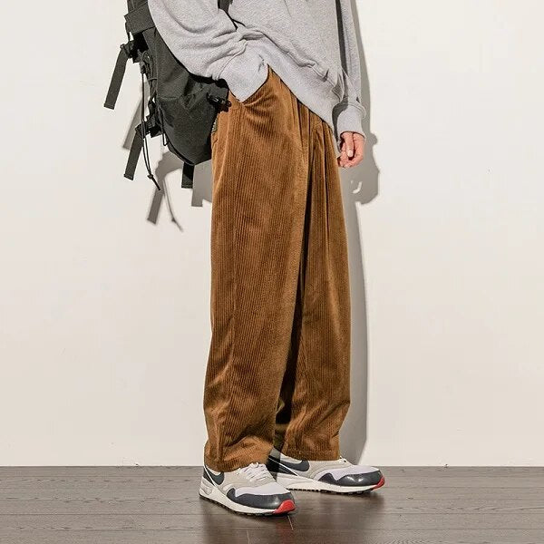 Heren straight leg corduroy broek Finn van katoen, ideaal voor een casual herfst/winter streetwear look.