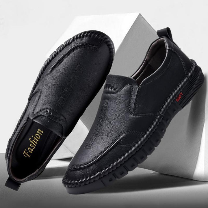 Heren leren mocassins, donkerbruin, met een comfortabele pasvorm. Stijlvolle en duurzame casual schoenen.