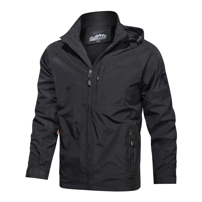 Stijlvolle heren zomerjas Finn, een modieuze trenchcoat, ideaal voor casual outdoor avonturen.